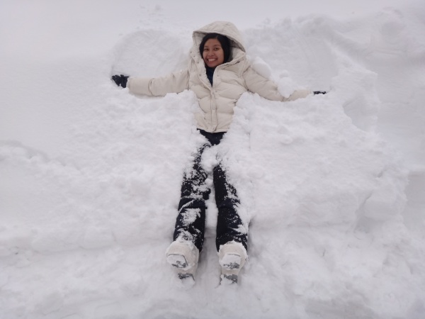 nỗ lực làm snow angel theo hướng dẫn của giáo viên dạy trượt tuyết, cô này người Anh và cô bảo đây là trò chơi phổ biến ở Anh